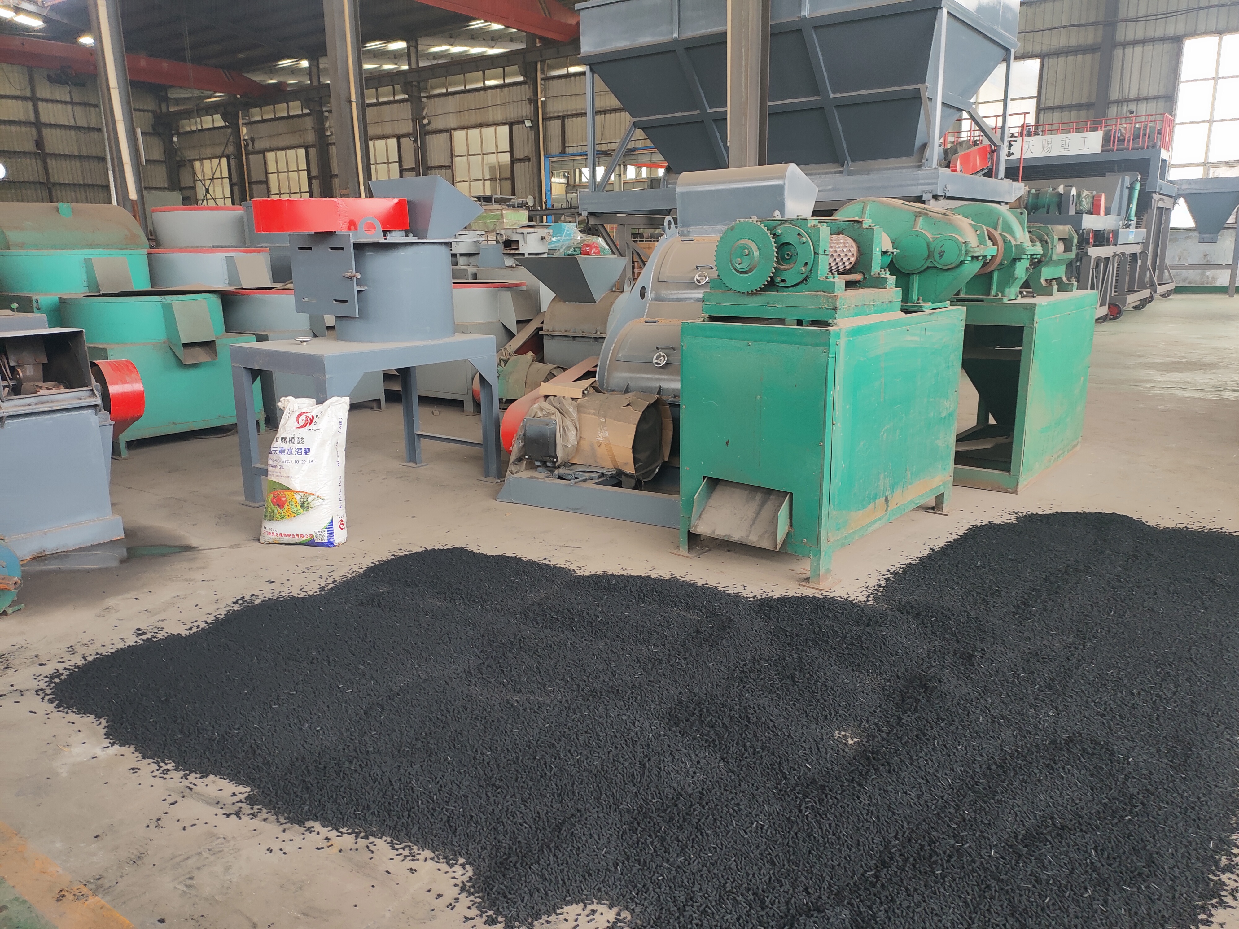 雞糞的發(fā)酵效率怎么提高呢?(圖1) 雞糞的發(fā)酵效率怎么提高呢?(圖1)